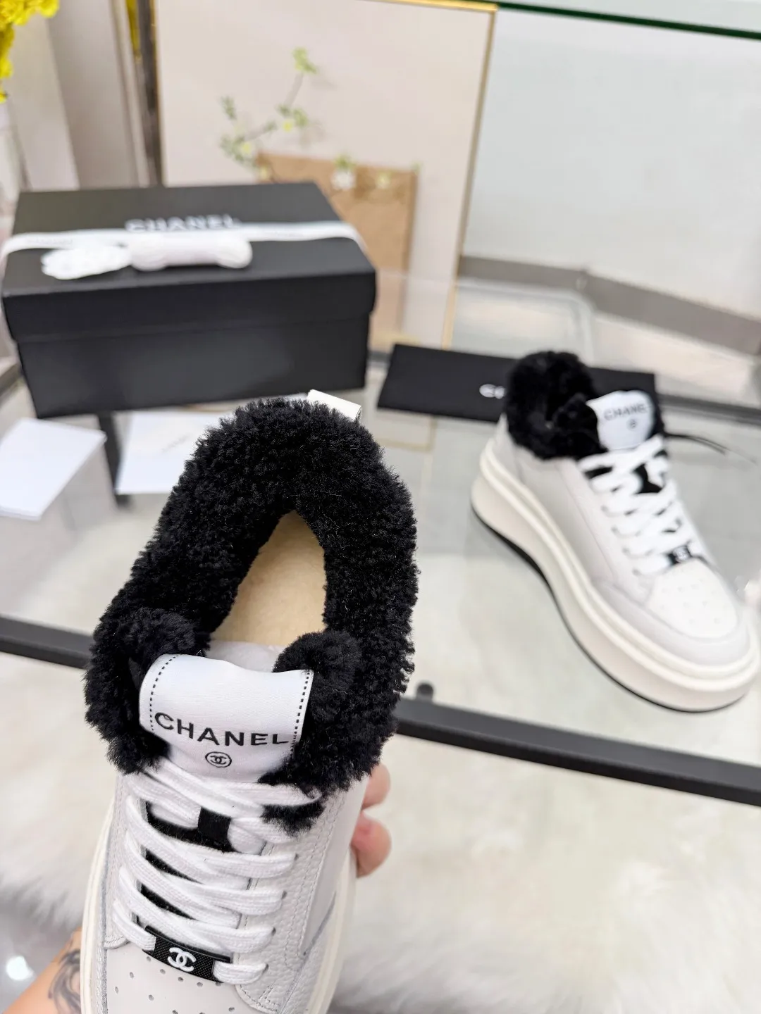 👟👟Ex-factory price 500👟👟 CHANEL 25C new autumn and winter sports shoes official website is available at the same time ❤️ Out of stock at counters. Major bloggers are recommending new styles on social days. This season’s new styles are simply eye-catching and look great on the feet. The casual casual sports style is cool and natural, interpreting Chanel’s fashionable femininity. The overall customization makes all sports shoes on the market at that time obsolete. This series is now available for sale! The upper is made of custom imported pebbled calf leather ➕ custom frosted calf leather. The lining is made of original one-to-one professionally customized mesh. Hardware accessories. Original full set of molds (not common in the market). Original custom molded TPU combination outsole. Height 4 cm. Women's size 35-40.